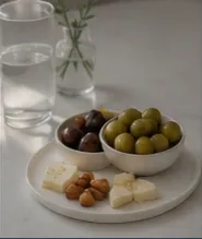 Selección de aceitunas, quesos y frutos secos para disfrutar durante la estancia.
