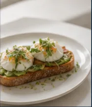 Tostada artesanal con aguacate, huevos y hierbas frescas servida en Moonlit BB.