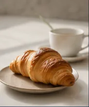 Croissant artesanal servido con café durante el desayuno de Moonlit BB.