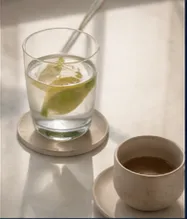 Bebida refrescante con lima y café servidos en Café Arte de Moonlit BB.