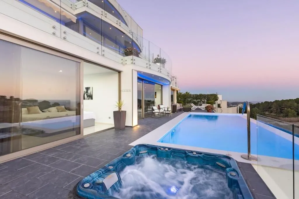 Piscina y jacuzzi de Moonlit BB con vistas abiertas al mar Mediterráneo.