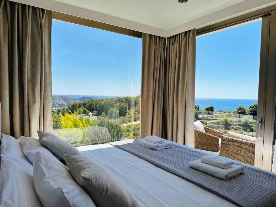 Habitación luminosa con acceso a una terraza privada y vistas al Mediterráneo.