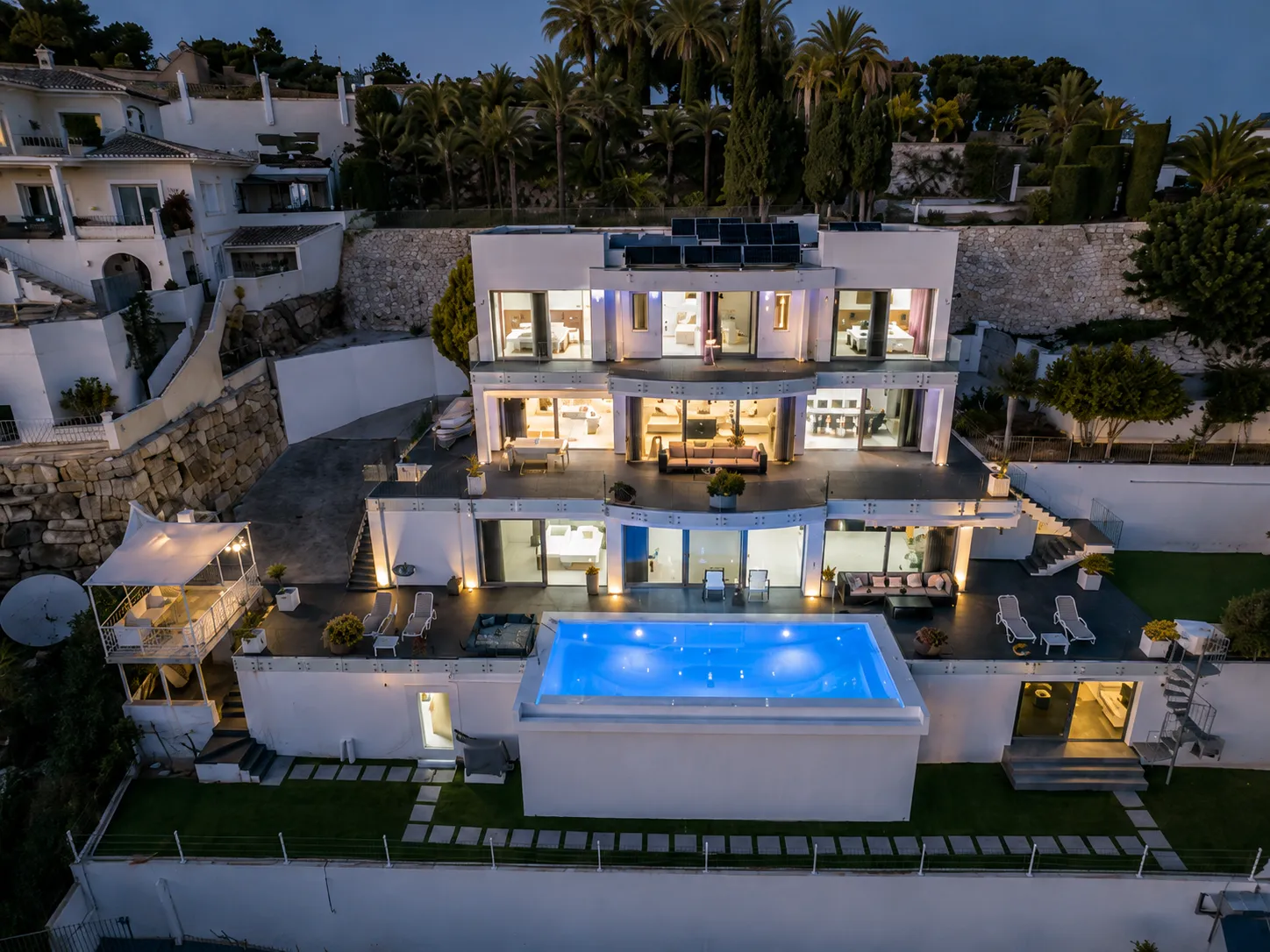Vista exterior de la villa privada Moonlit BB con piscina iluminada en Moraira.