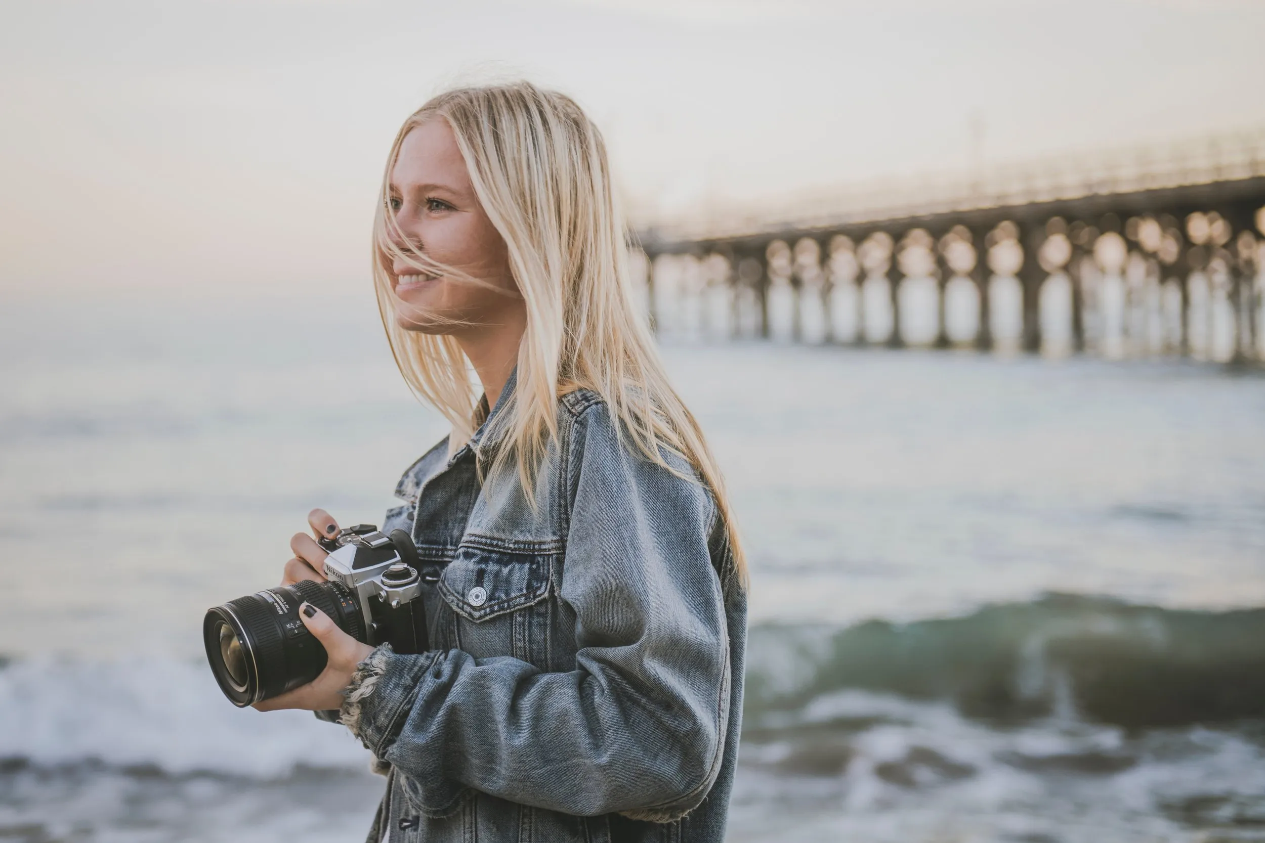 A woman holding a camera to take professional photos