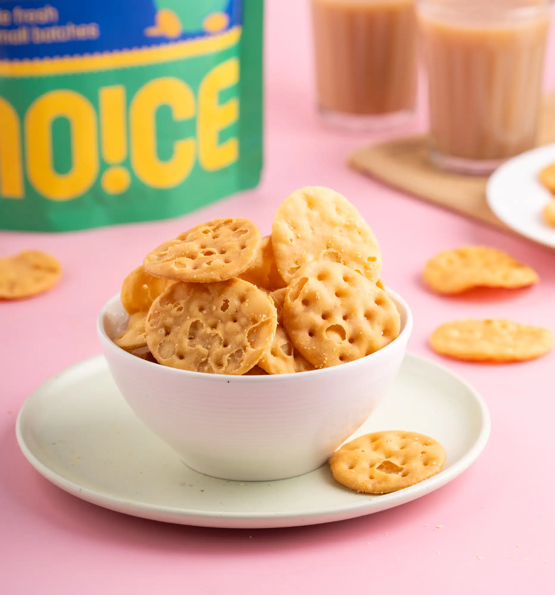 NOICE Chaat Papdi Puri, golden-brown and crispy round flour crackers made with fresh rice bran oil and zero palm oil, ideal for dahi puri and bhel.