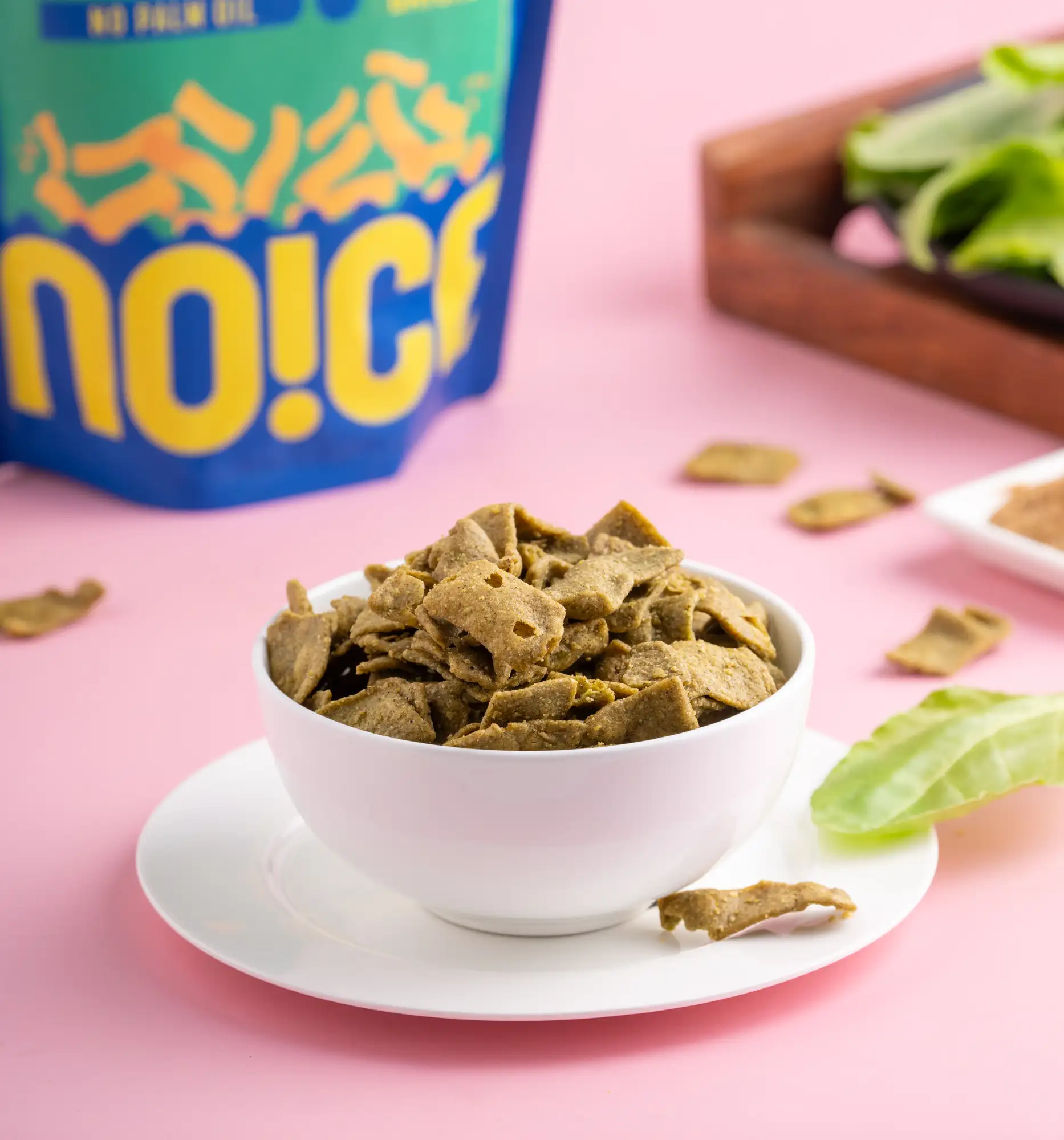 NOICE Spinach Chips, vibrant green crunchy crisps made with spinach powder and dusted with tangy chaat masala, crafted without palm oil or preservatives