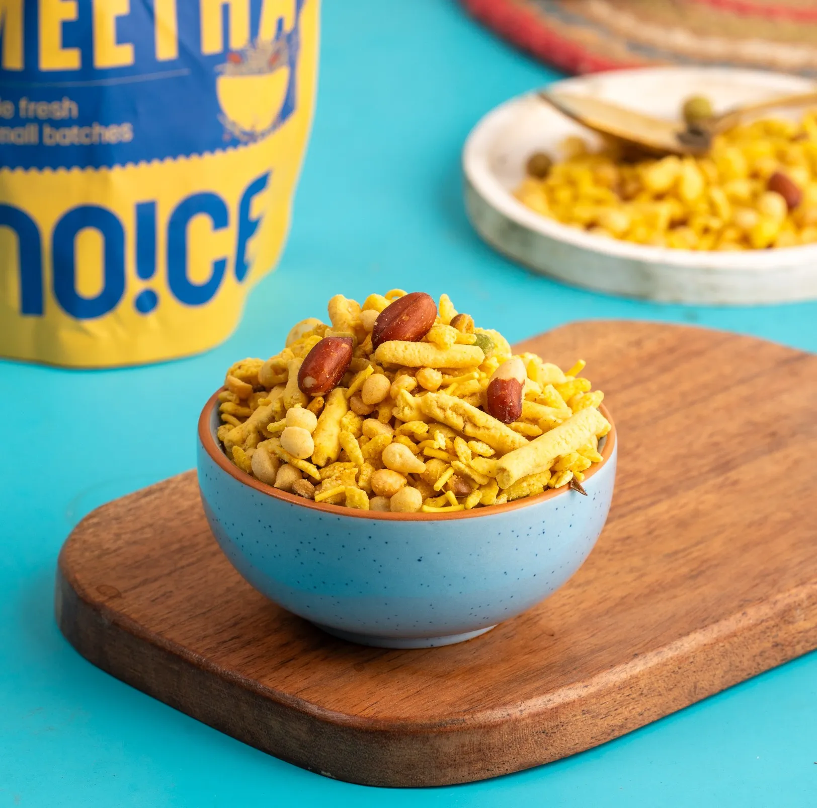 NOICE Khatta Meetha, a sweet and tangy crunchy snack mix featuring peanuts, green peas, and sev, handcrafted without palm oil or artificial flavors