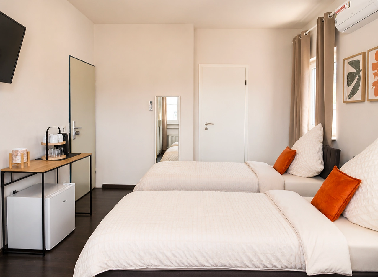 Tea & Coffee-BASE mit Mini-Kühlschrank im Zimmer bei BASE stay Erlangen