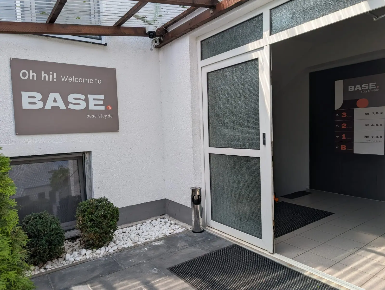 Eingang zu BASE stay Erlangen mit Willkommensschild