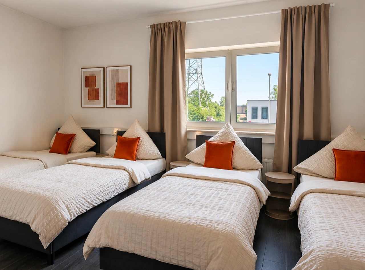 Vierbettzimmer bei BASE stay Erlangen mit vier Einzelbetten