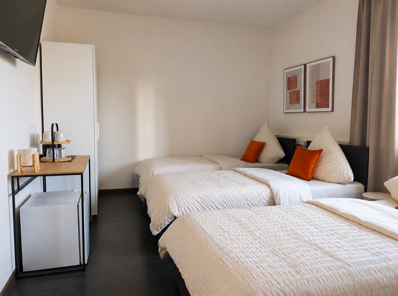 Tea & Coffee-BASE mit Kühlschrank, Wasserkocher sowie Tee und Kaffee im Vierbettzimmer des BASE stay Erlangen.