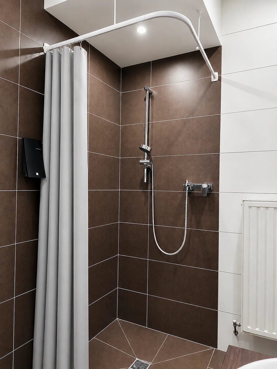 Dusche im eigenen Bad bei BASE stay Erlangen