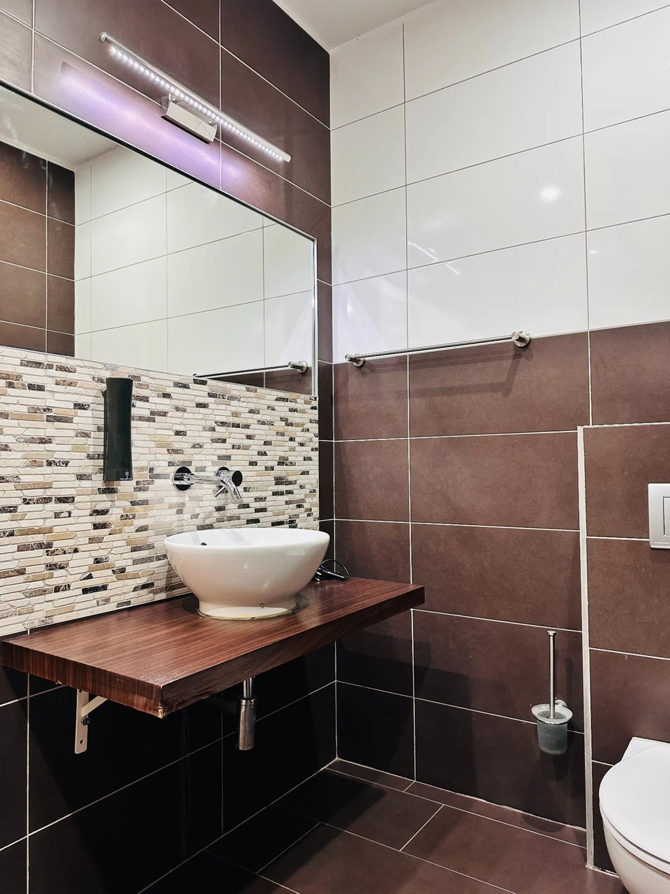 Waschbecken im Badezimmer bei BASE stay Erlangen