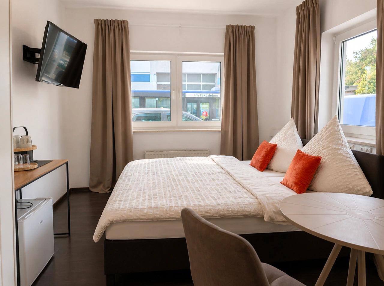 Doppelzimmer bei BASE stay Erlangen mit TV und Sitzecke