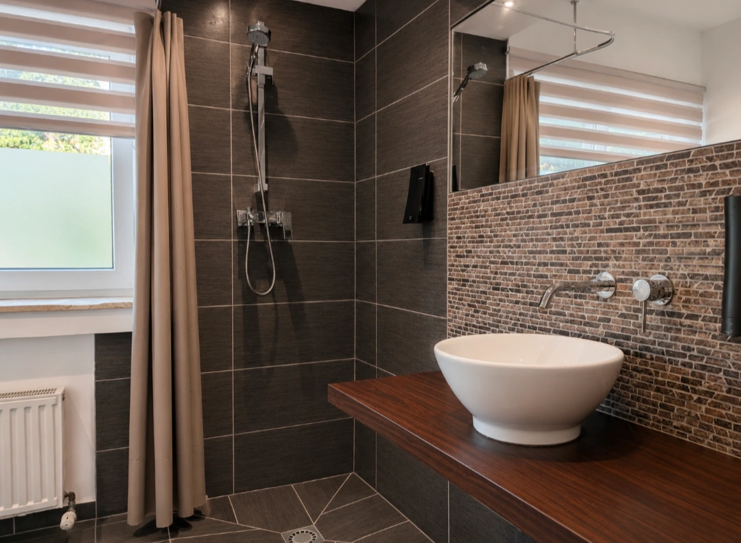 Dusche im eigenen Bad bei BASE stay Erlangen