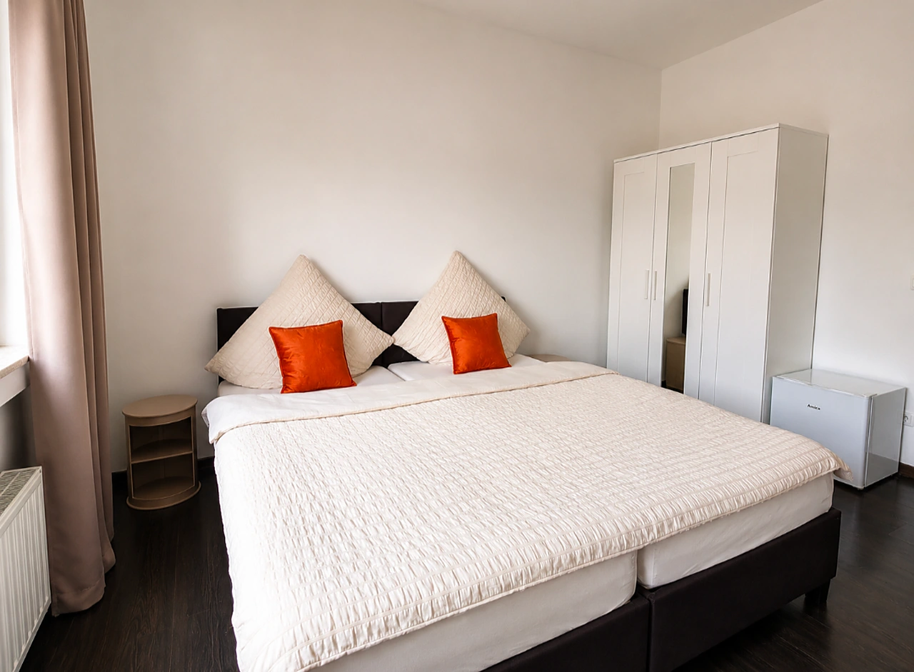 Doppelzimmer bei BASE stay Erlangen mit gemütlichem Bett