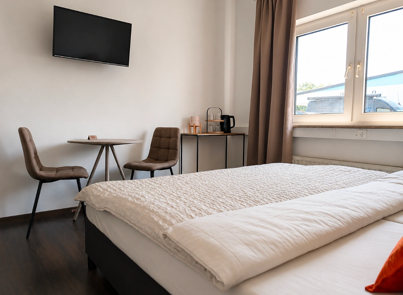 Sitzecke im Doppelzimmer bei BASE stay Erlangen