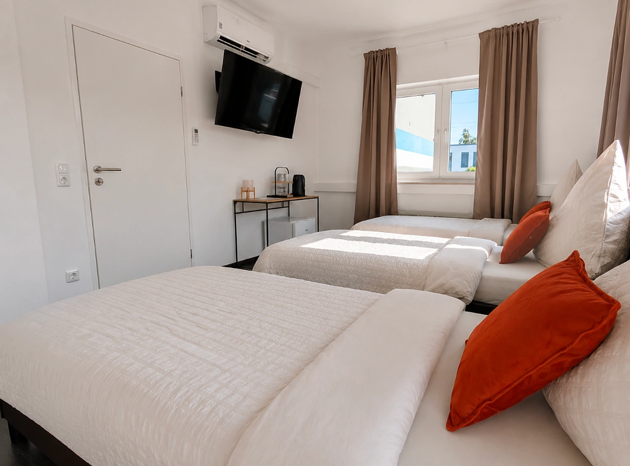 Dreibettzimmer bei BASE stay Erlangen mit Kilmaanlage