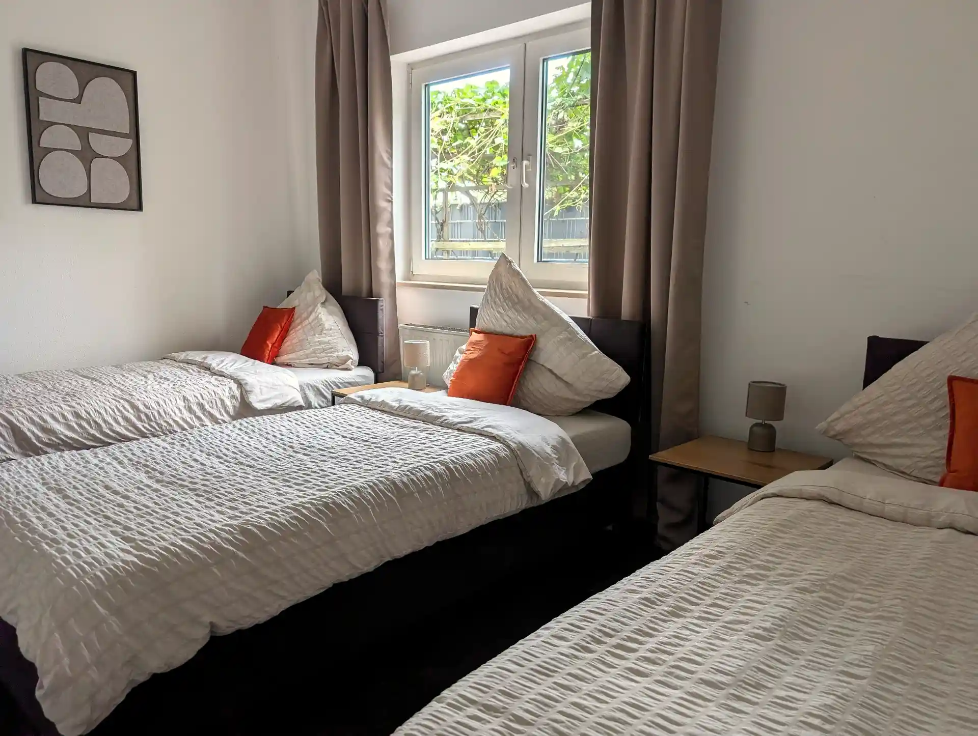 Dreibettzimmer bei BASE stay Erlangen mit gemütlichen Betten