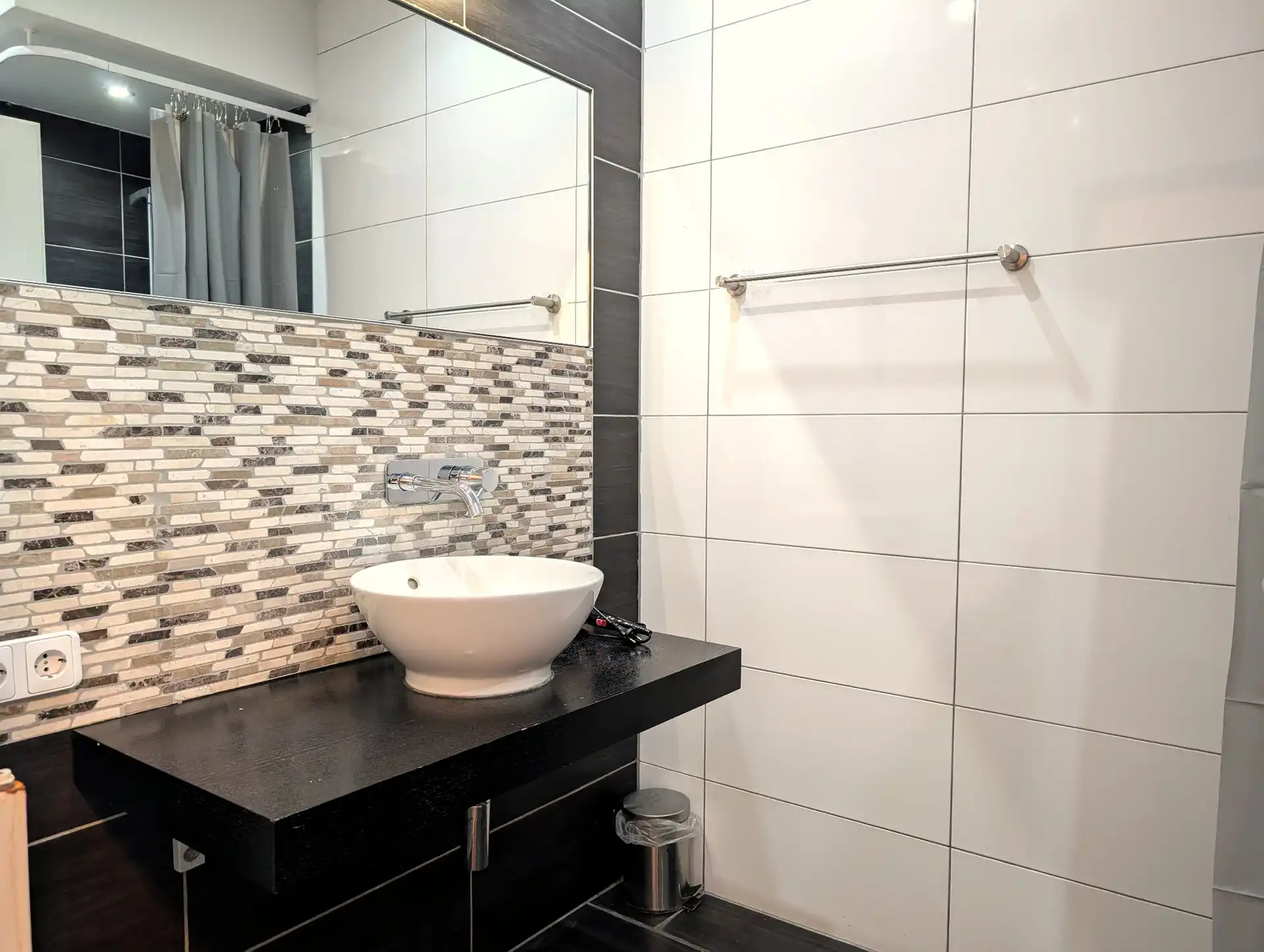 Badezimmer im Dreibettzimmer bei BASE stay Erlangen