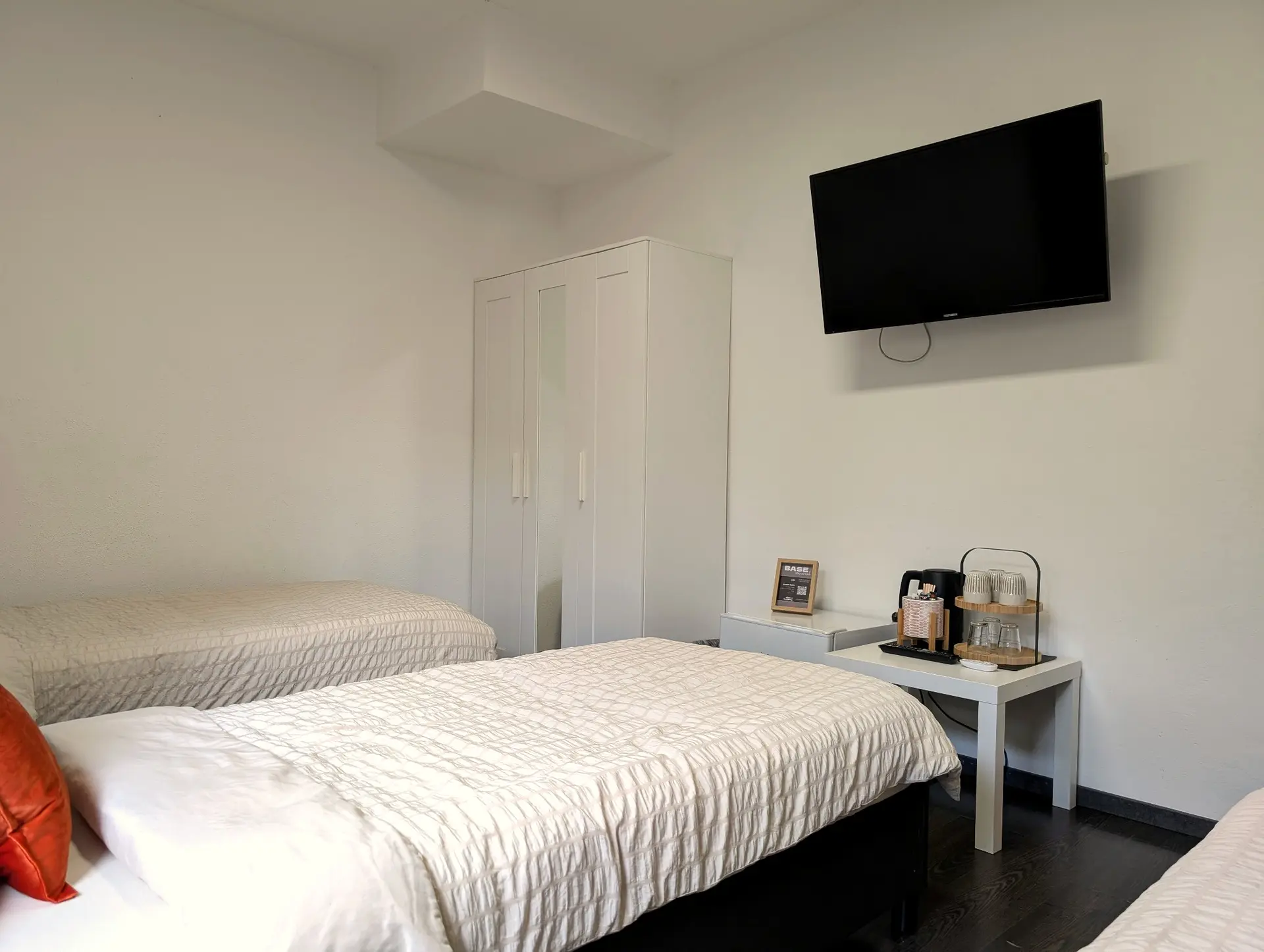 Dreibettzimmer bei BASE stay Erlangen mit TV