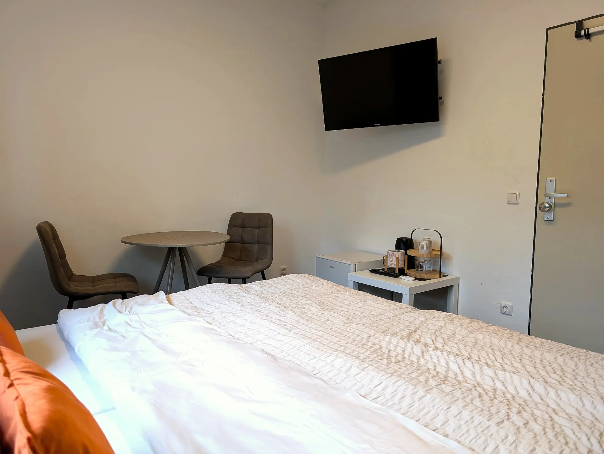 Doppelzimmer bei BASE stay Erlangen mit TV
