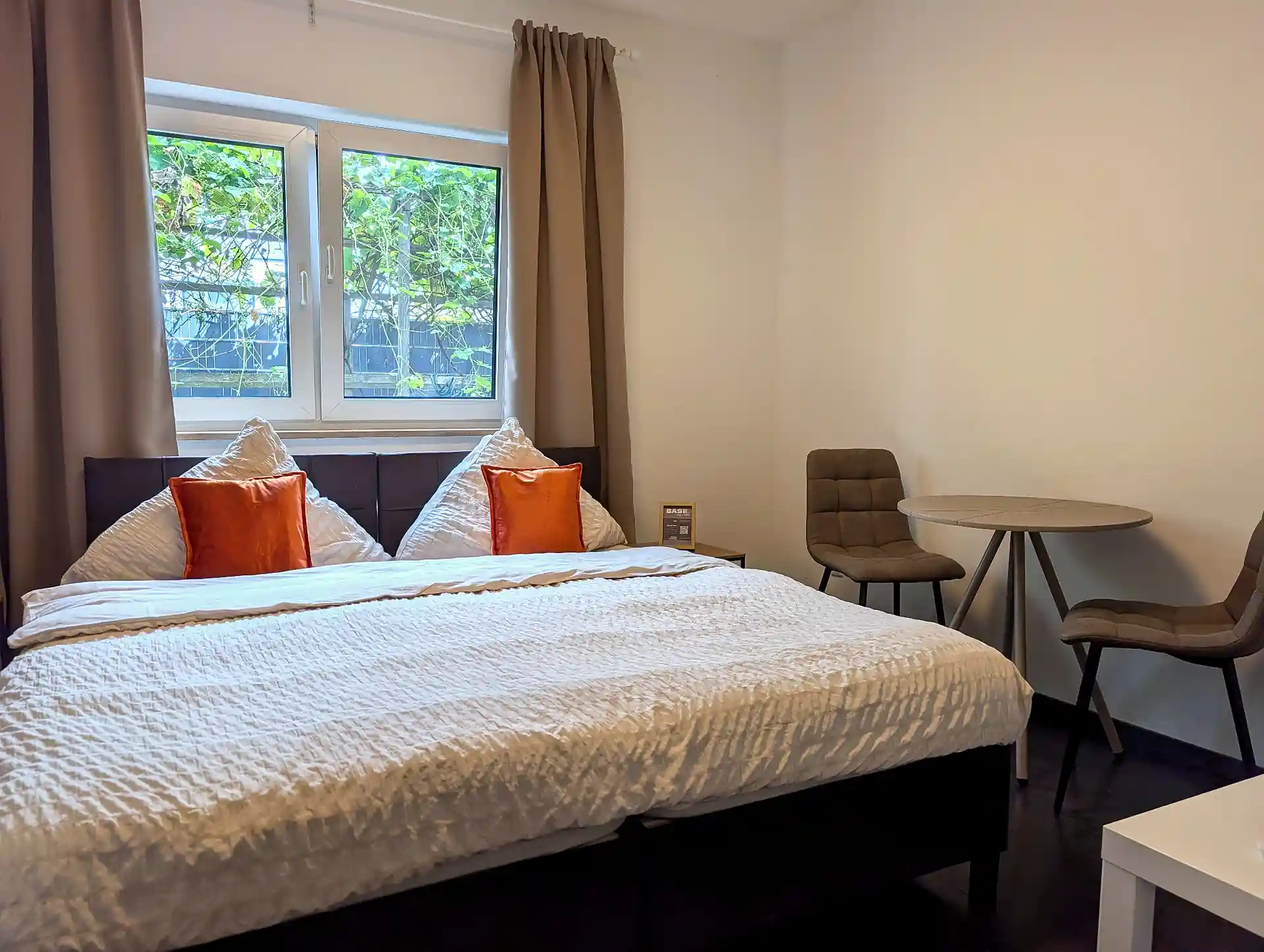 Doppelzimmer bei BASE stay Erlangen mit gemütlichem Bett
