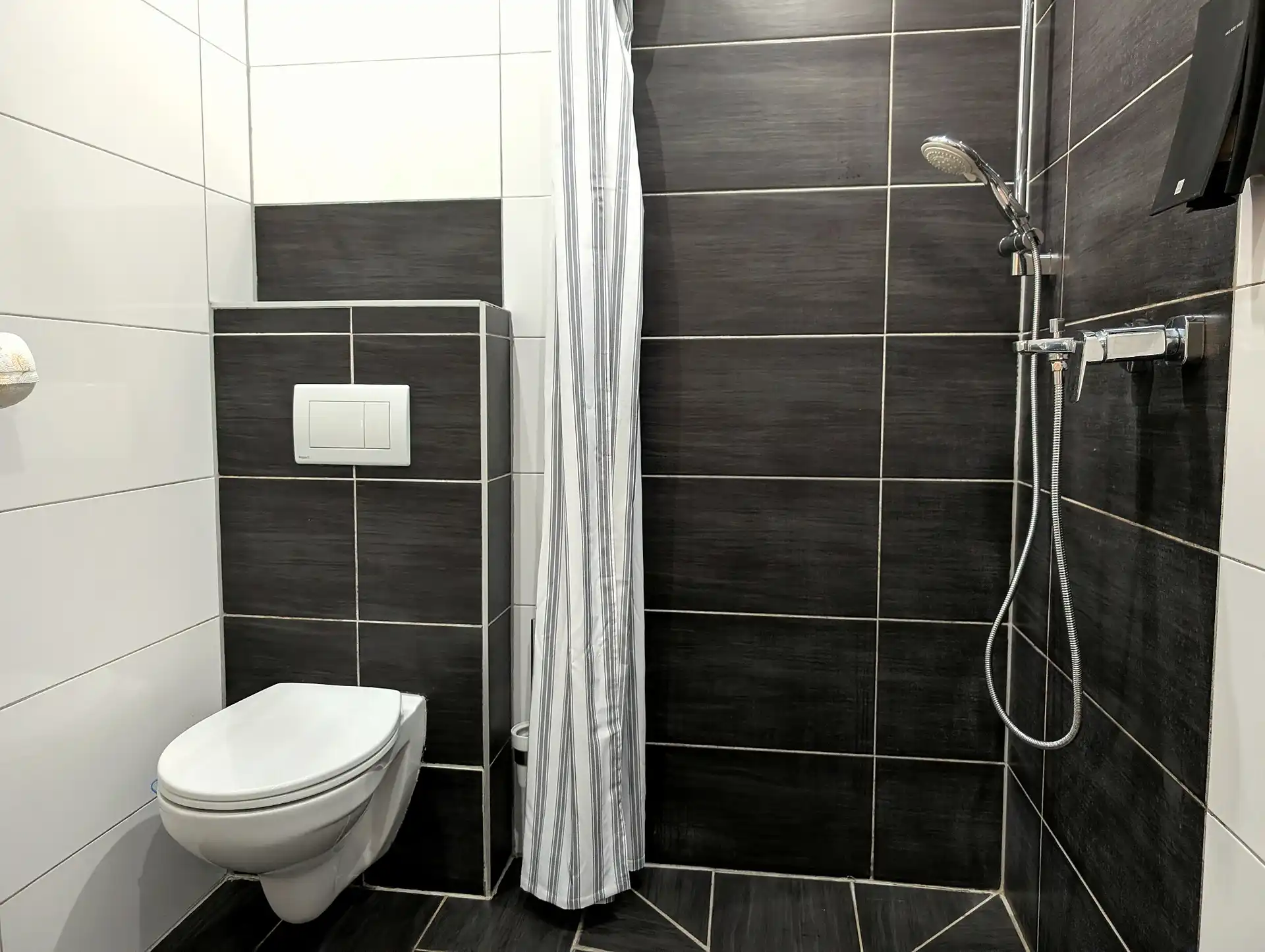 Dusche im eigenen Bad bei BASE stay Erlangen