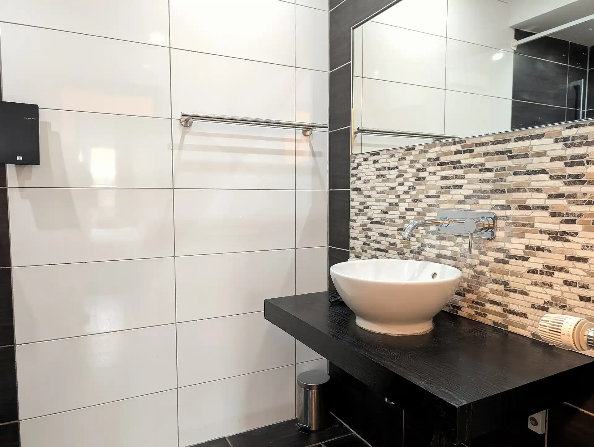 Badezimmer im Doppelzimmer bei BASE stay Erlangen