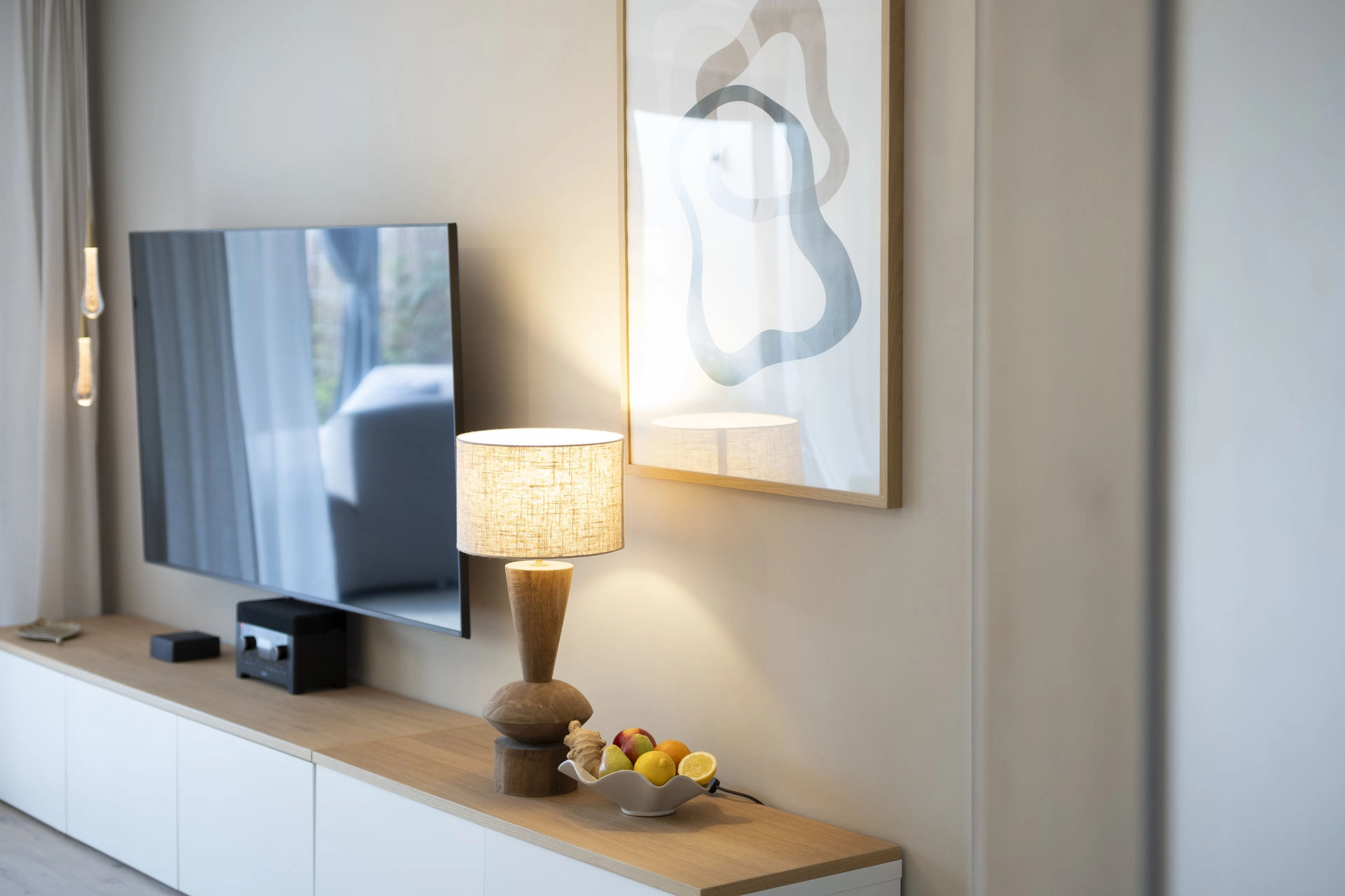 stilvolles Wohnzimmer mit TV und Lampe WolkenGuckerei Markt Erlbach