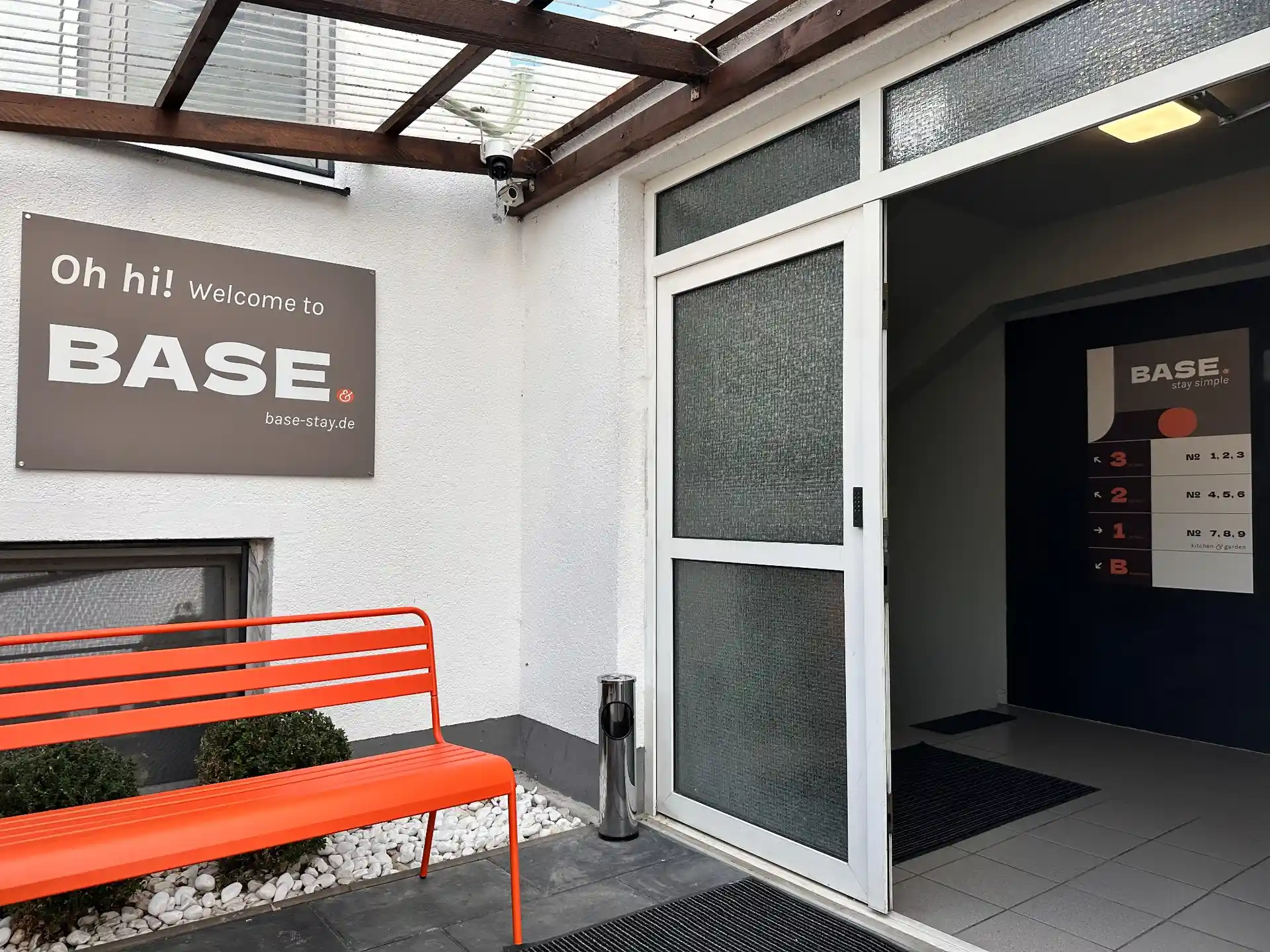 BASE stay Eingang