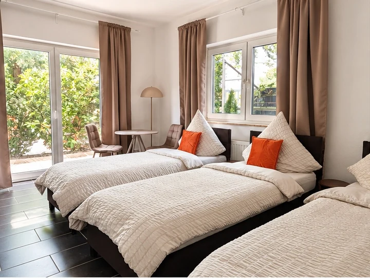 Betten im Dreibettzimmer No. 9 bei BASE stay Erlangen