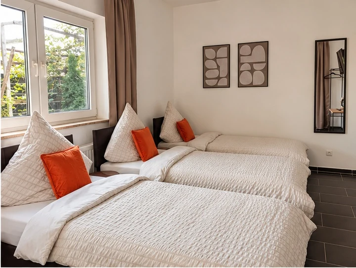 Blick ins Dreibettzimmer No. 9 bei BASE stay Erlangen