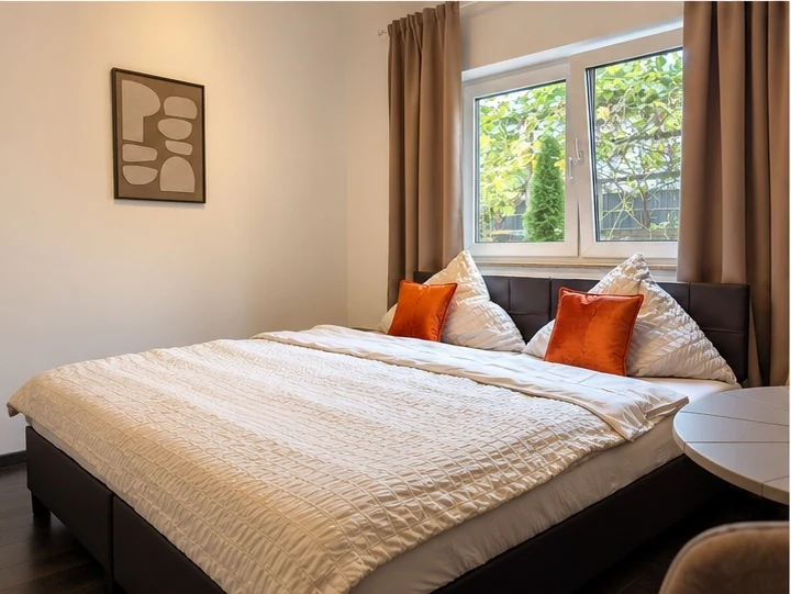 Doppelzimmer No. 8 im Kombizimmer No. 8+9 bei BASE stay Erlangen