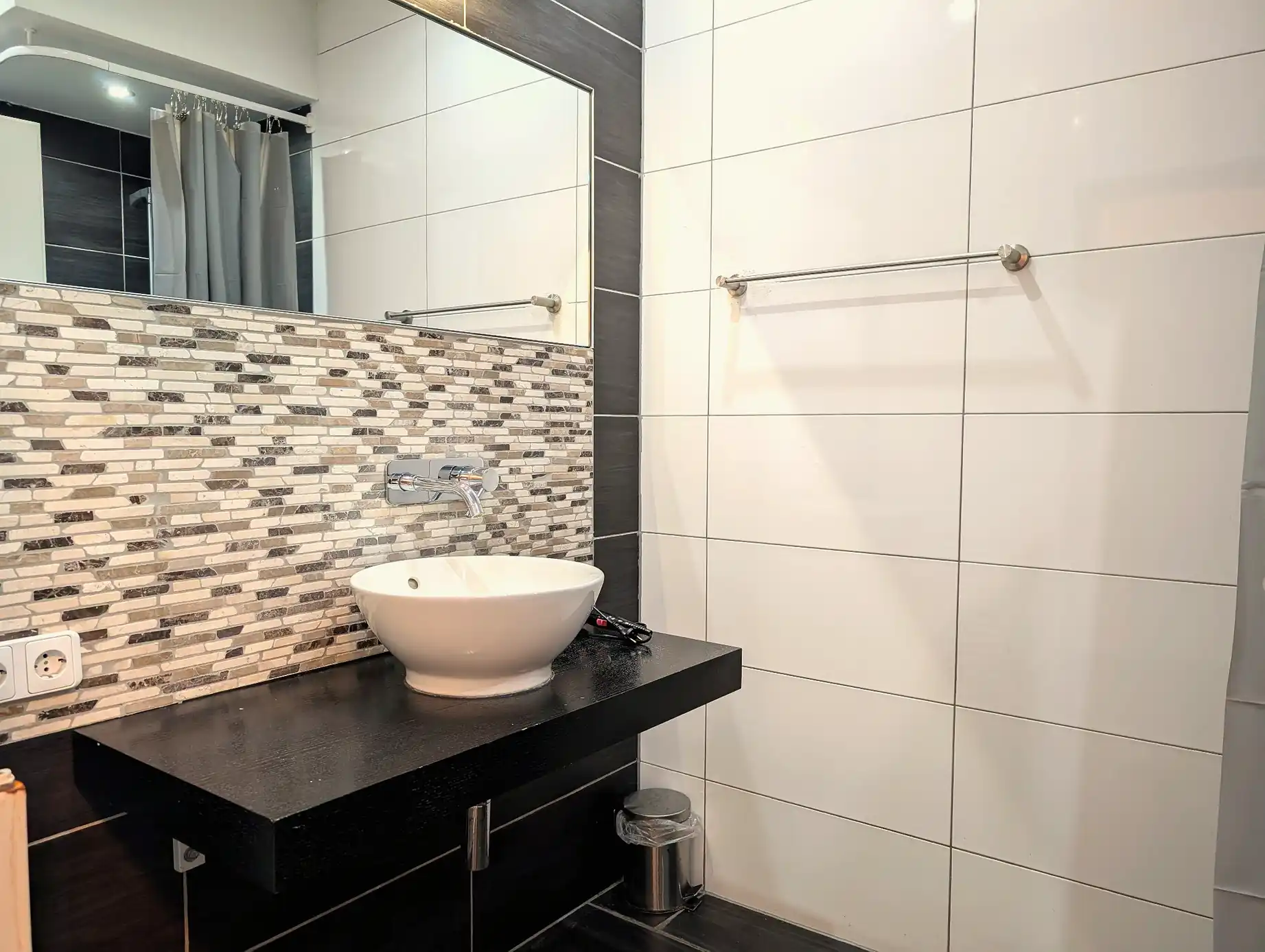  Waschbecken im gemeinsamen Bad von Zimmer No. 8 und No. 9