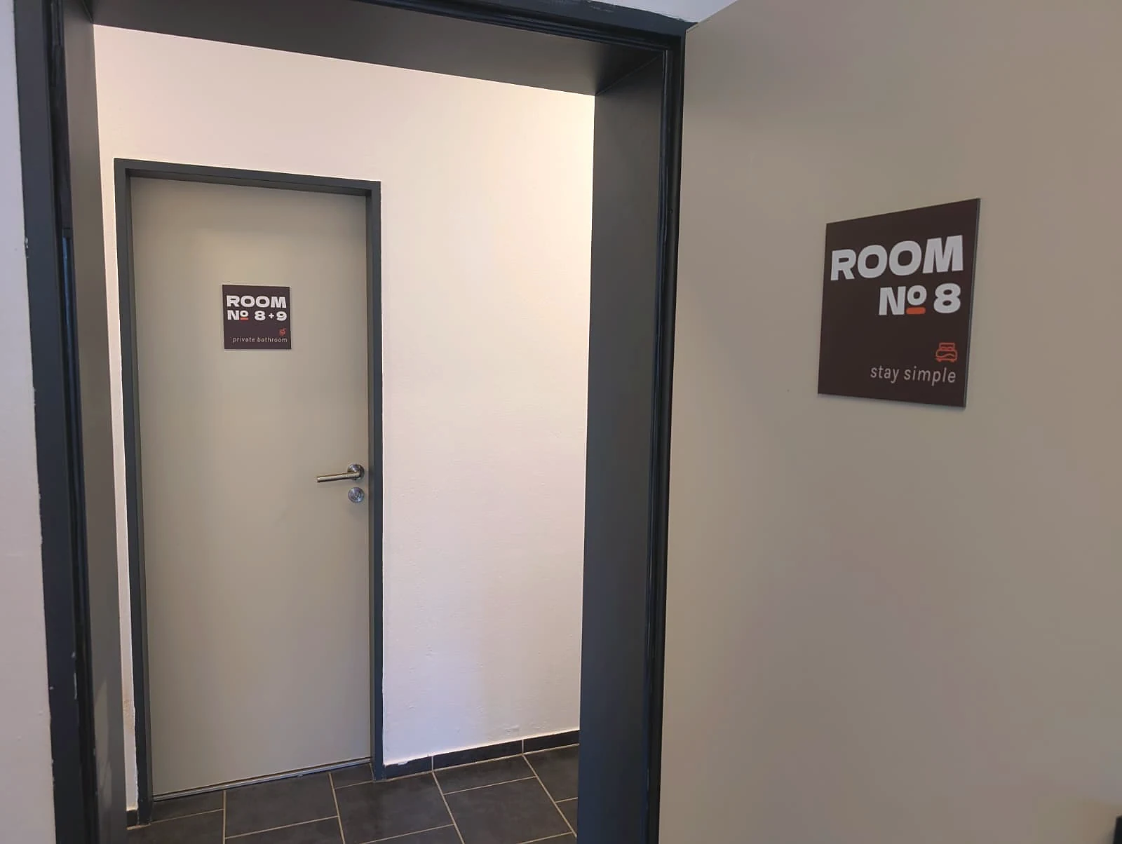  Zugang zum gemeinsamen Bad von Zimmer No. 8