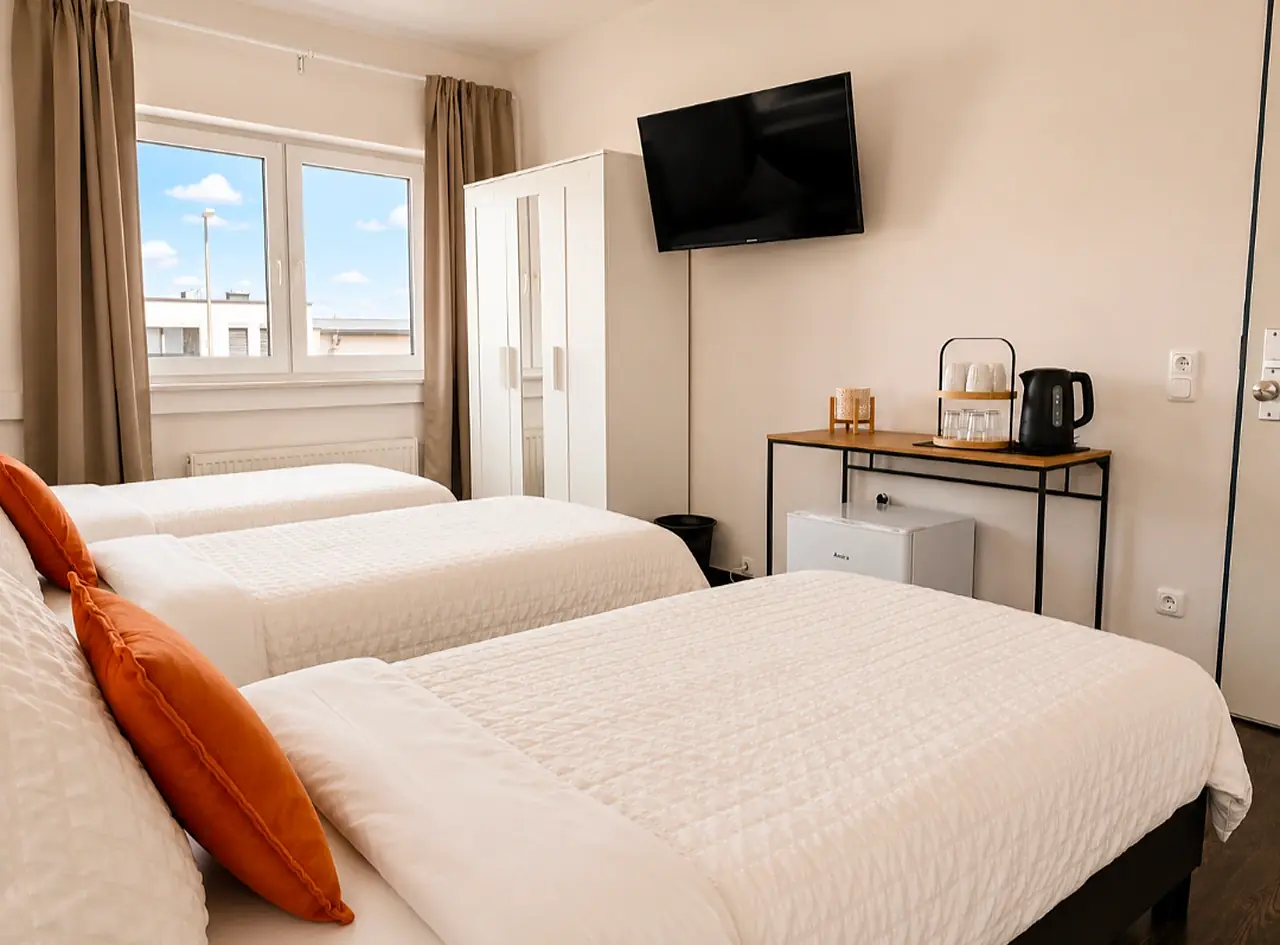 Dreibettzimmer bei BASE stay Erlangen mit Fernseher und Tea & Coffee-BASE