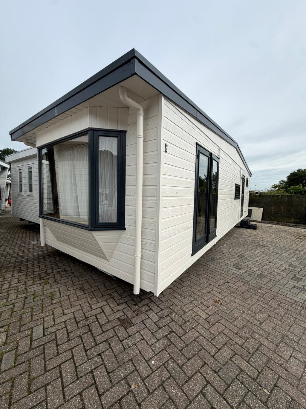 Chalet van 10 bij 3,7 meter, klaar voor bezichtiging.