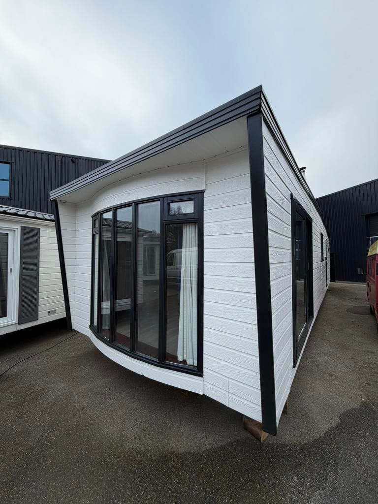 Gerenoveerd chalet van 13 bij 4 meter met cv op het showterrein.