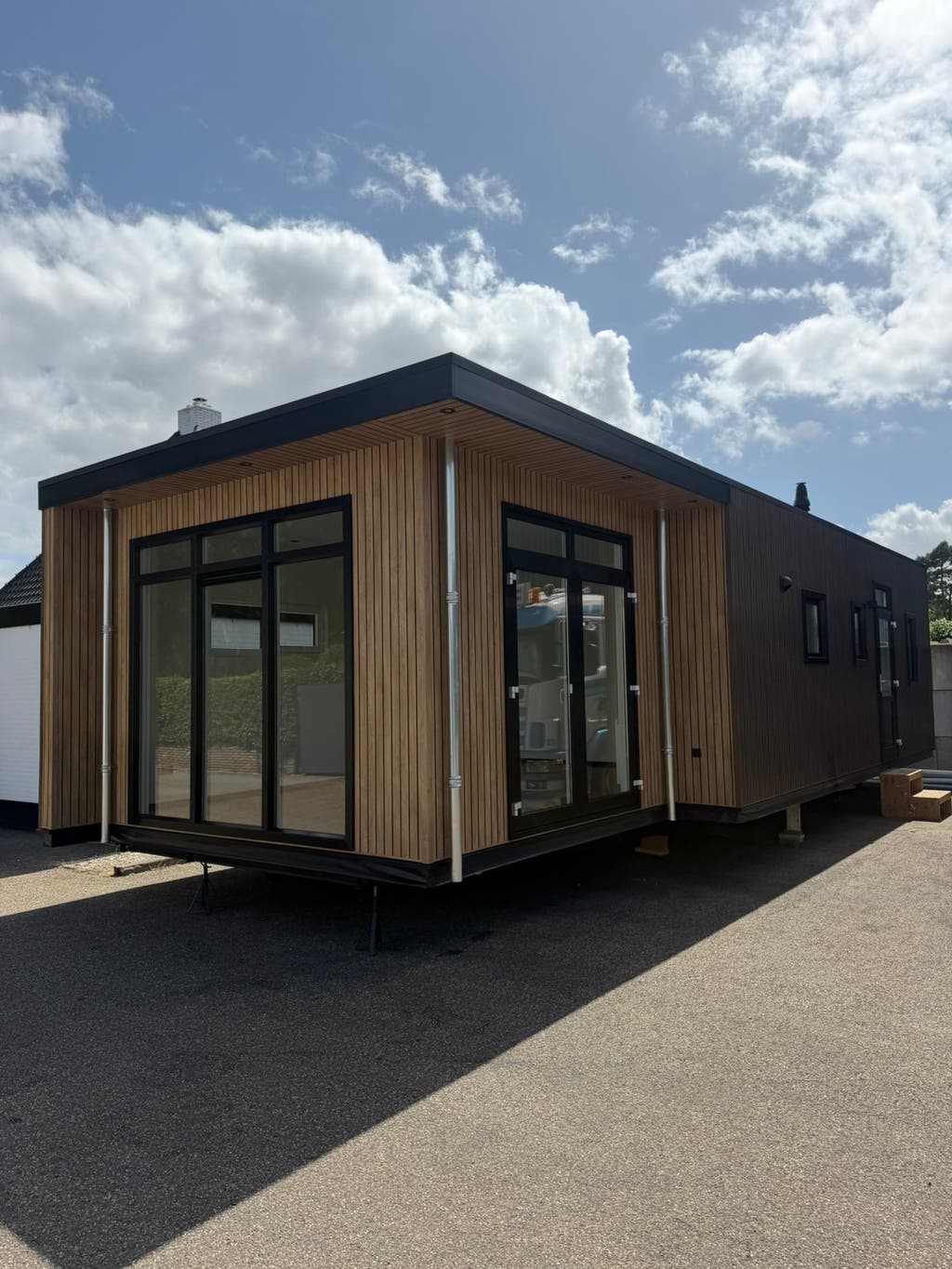 Luxe nieuwbouw-chalet (mantelzorgwoning) van 12 bij 4,75 meter, buitenaanzicht.