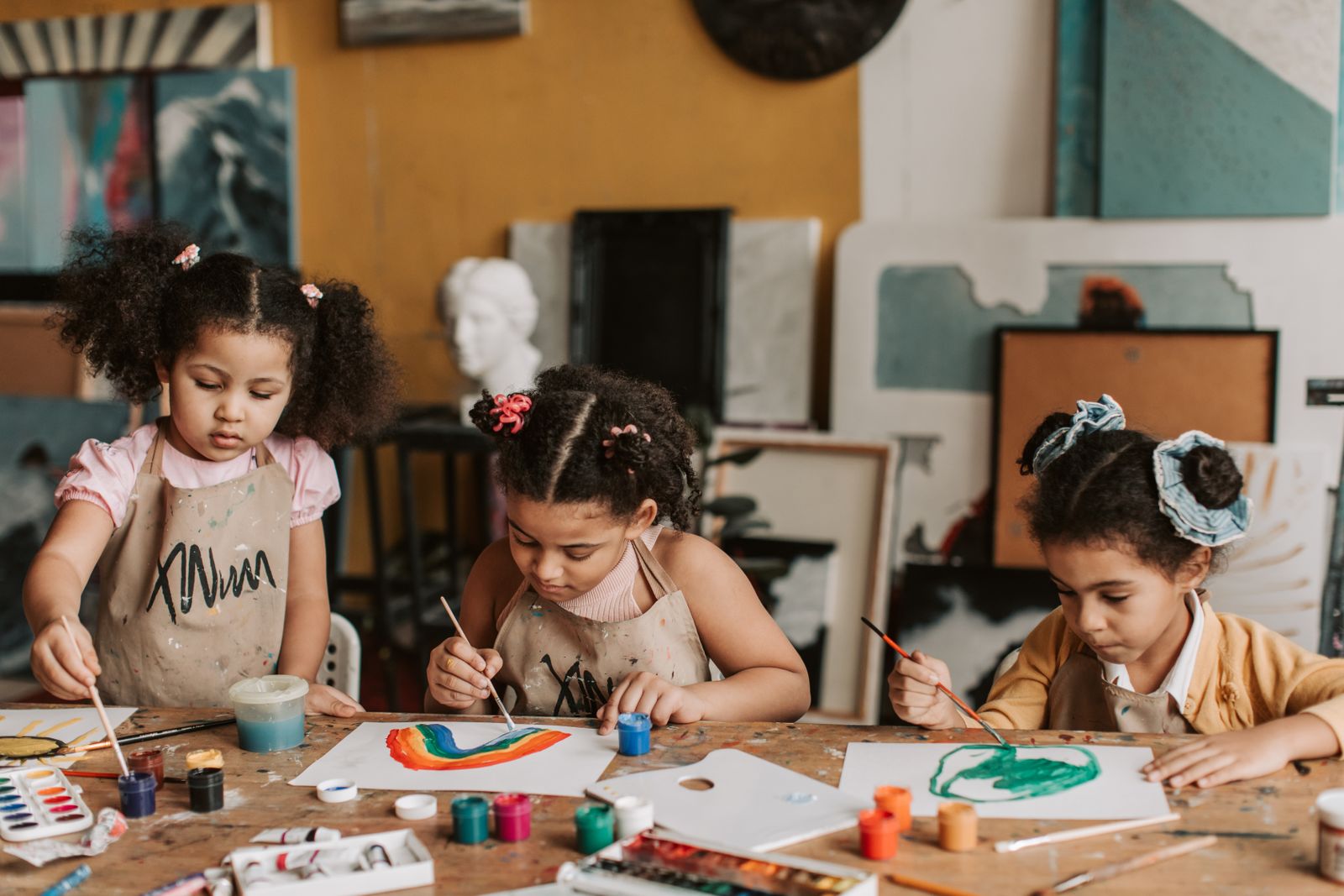 Enfants à l'atelier peinture