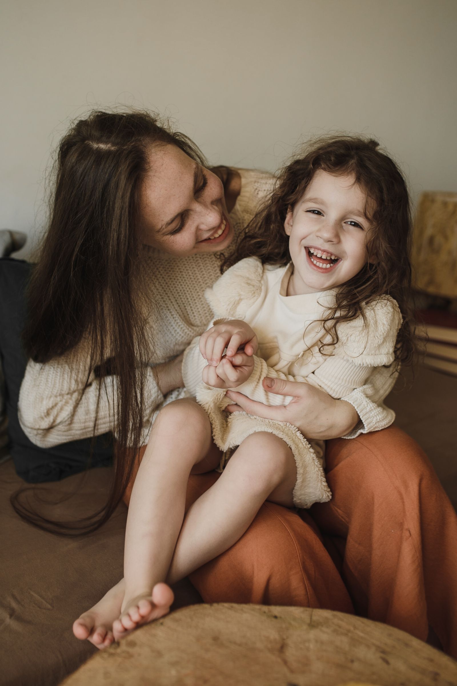 Mère et fille riant