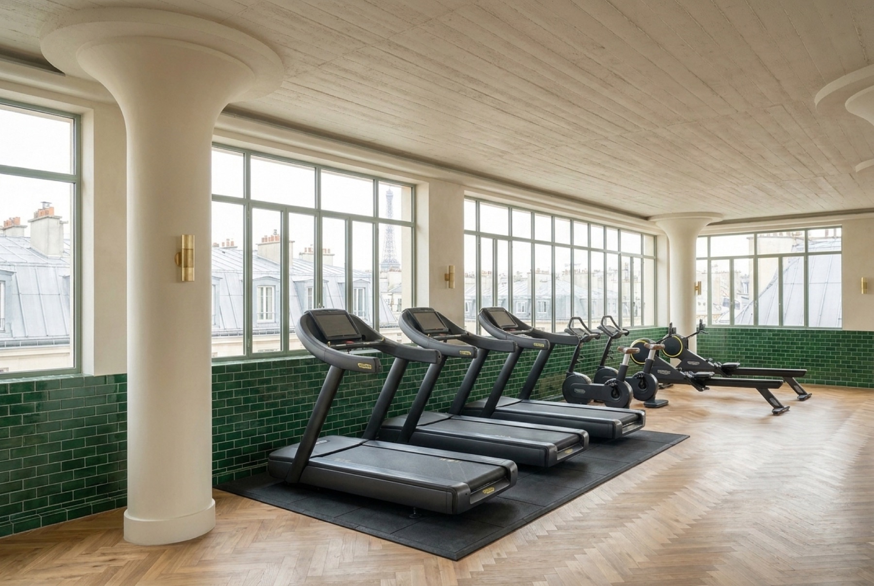 La galerie cardio face aux toits de Paris, tour Eiffel au loin