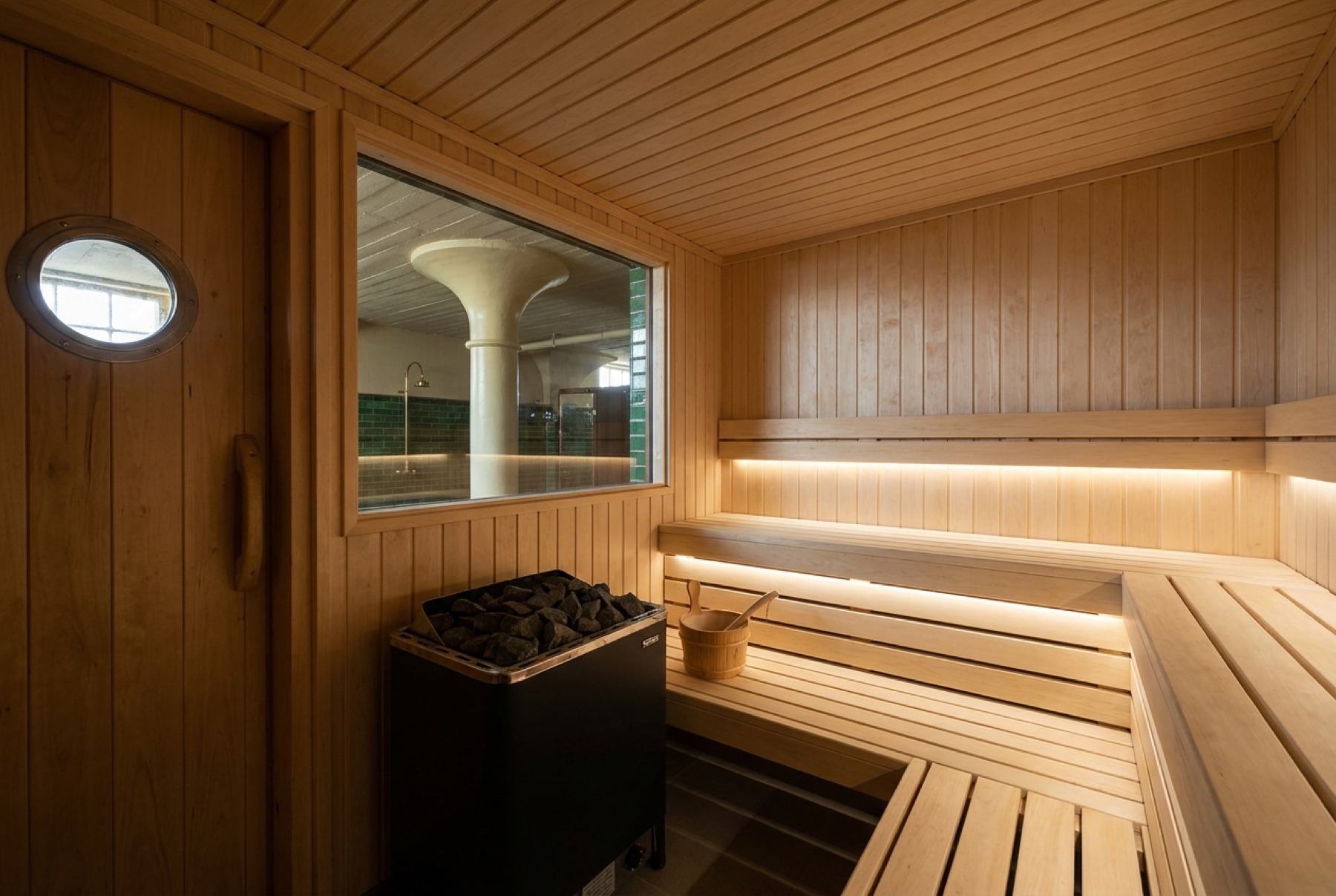 Le sauna tout de bois clair, fenêtre sur le spa
