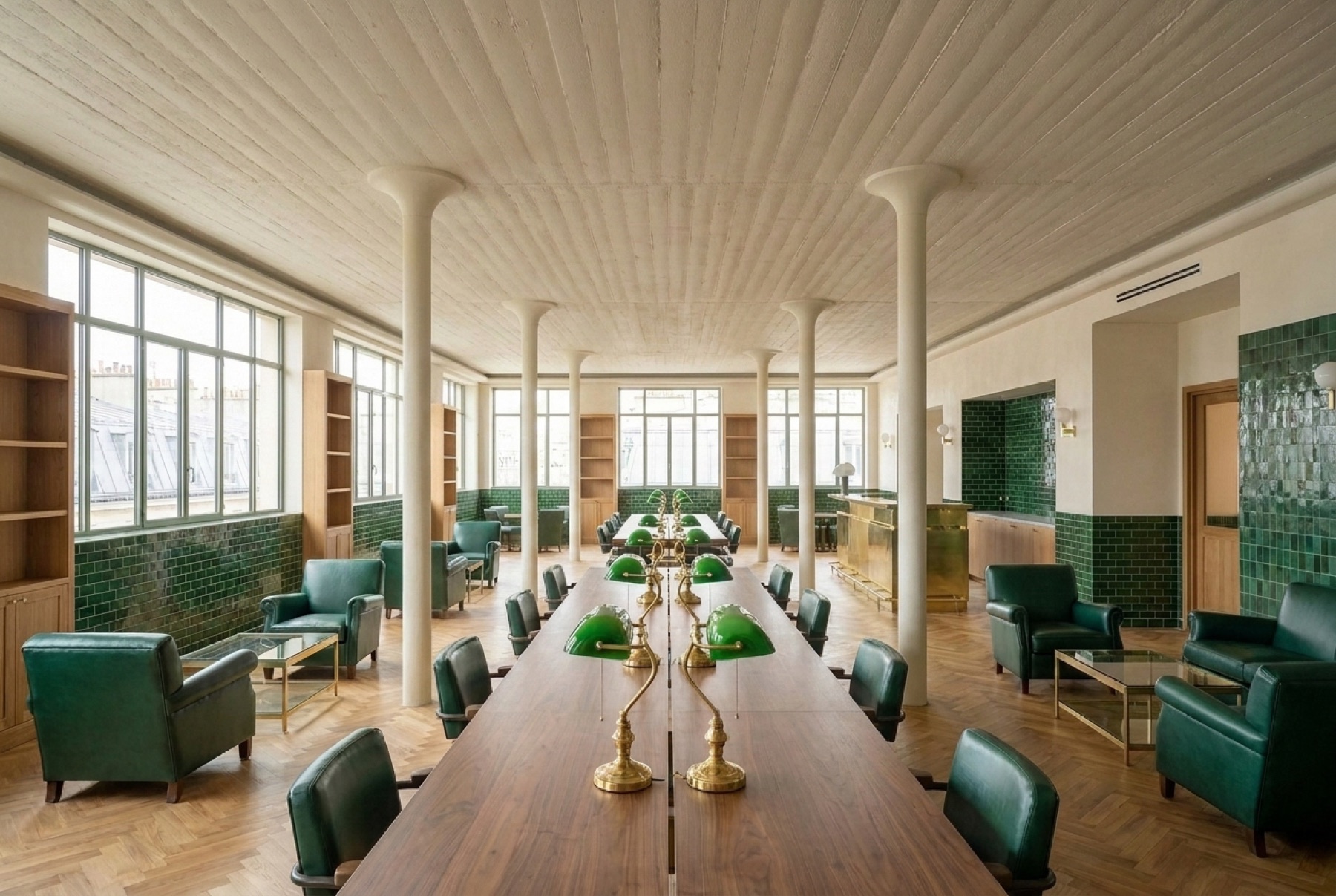 Le salon de travail, lampes de banquier et fauteuils club
