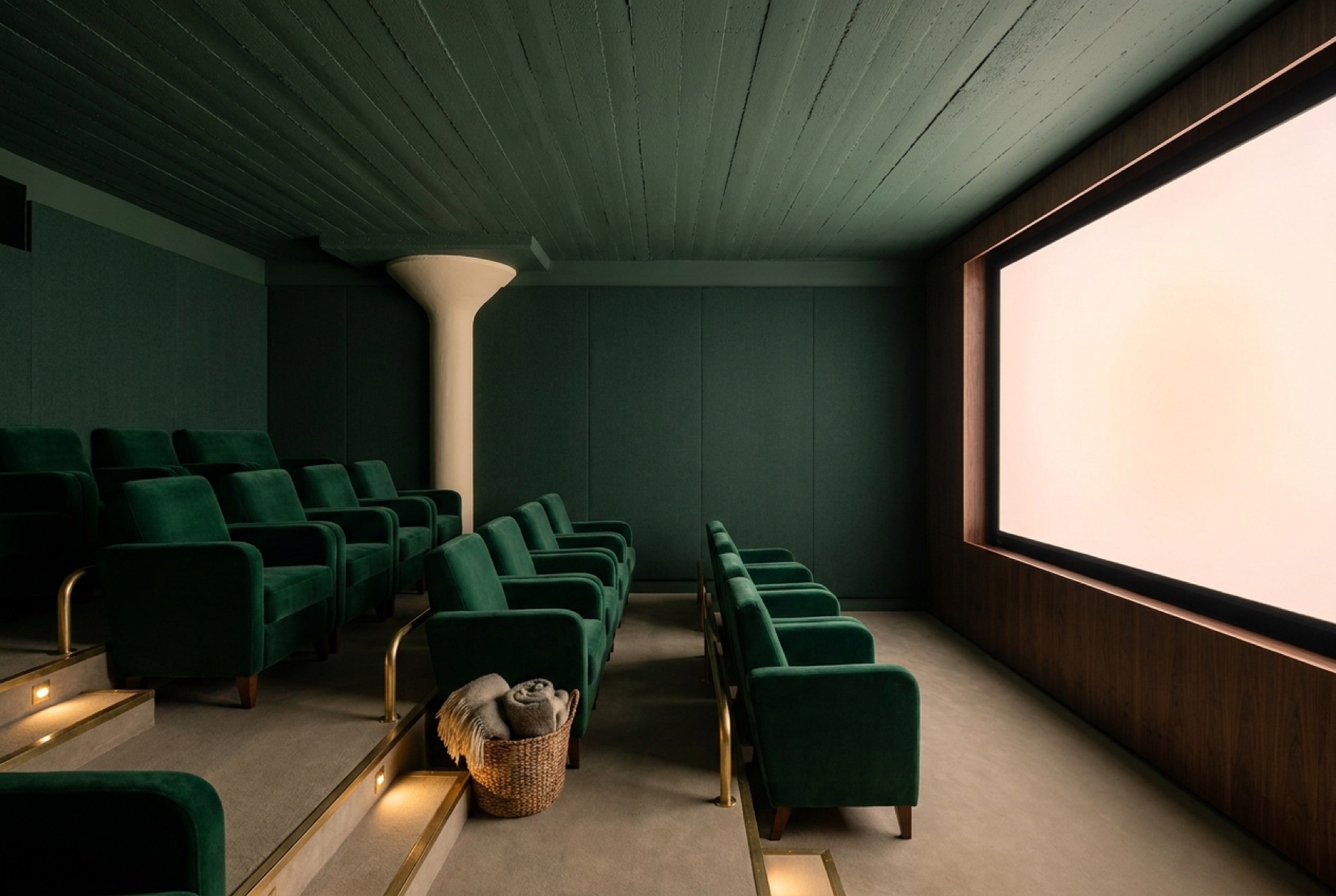 La salle de projection familiale, vingt fauteuils de velours émeraude