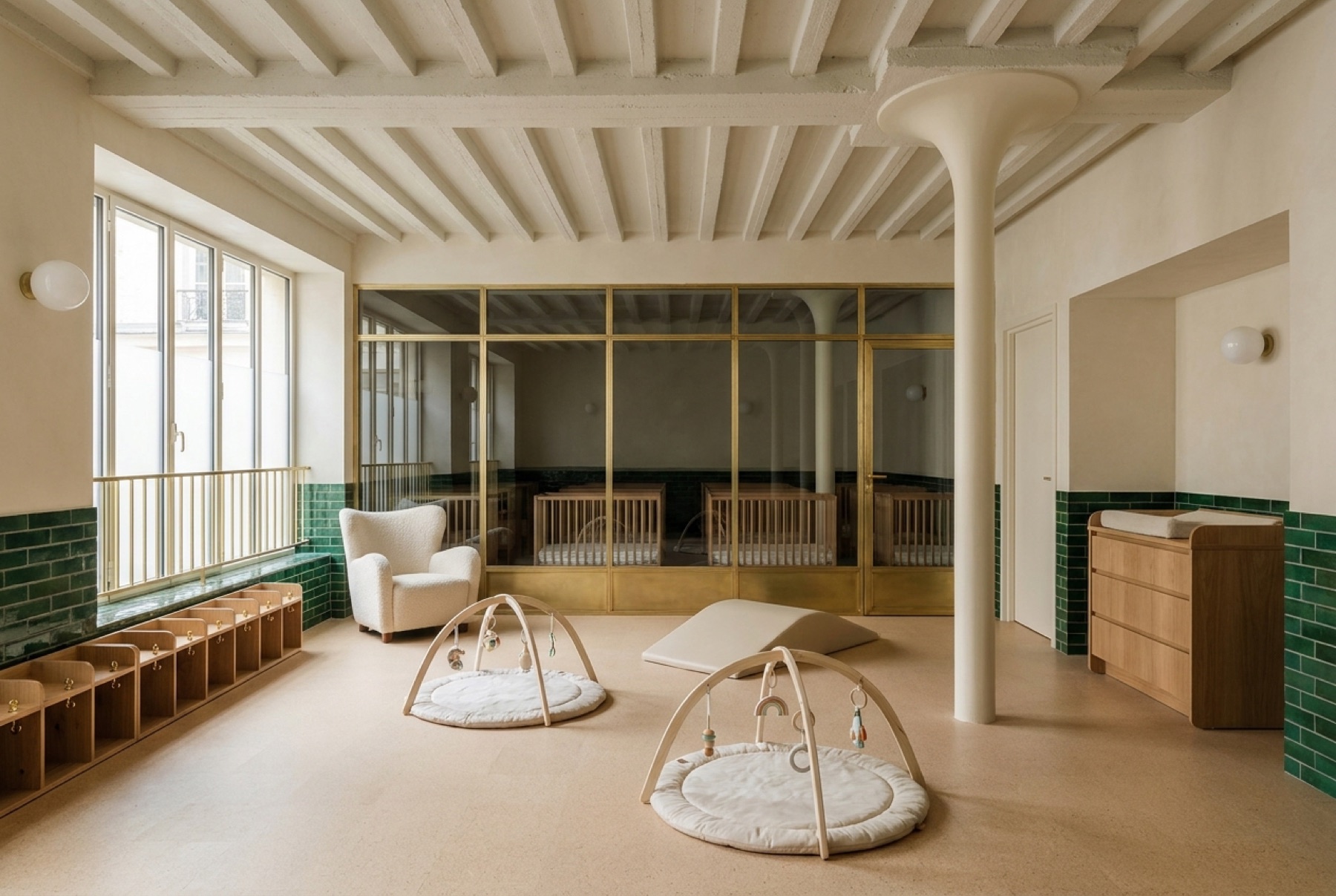 Le Nido : salle d'éveil, douze casiers à hauteur de bébé, dortoir vitré et ses berceaux