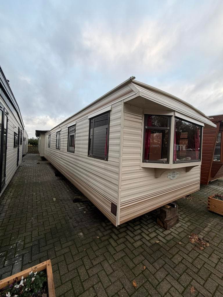Carlton stacaravan 11,00 x 3,60 m met erker op het showterrein in Ermelo.