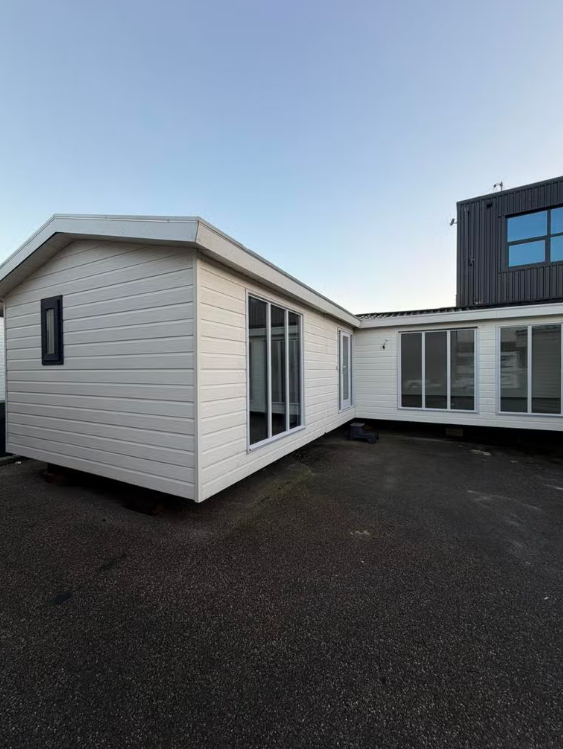 Luxe houten chalet met 2 slaapkamers en ruime woonkamer