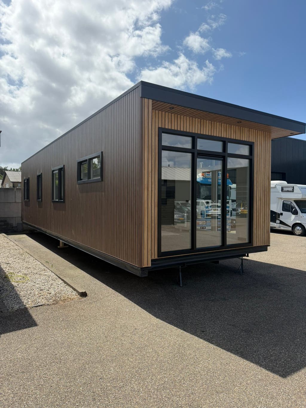 Luxe chalet mantelzorgwoning - buitenaanzicht zijkant